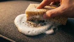 Den gamla soffan blev som ny på 15 minuter – utan kemtvätt