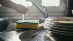Varför man inte ska lämna disk i vatten över natten – en dold fara i ditt kök