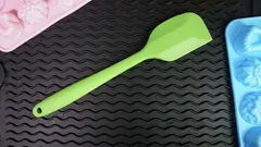 Varför man lägger en silikonspatel i frysen – en effekt som få känner till